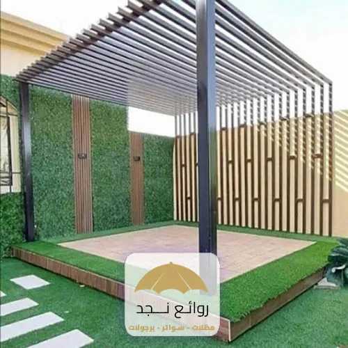 برجولات حدائق أو جلسات خارجية مع عشب صناعي يزين حديقة السطح