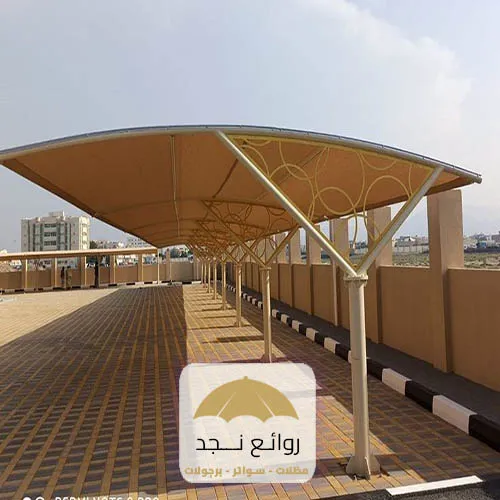 مظلات سيارات حديد في داخل مواقف للسيارات في مدينة الرياض المملكة العربية السعودية