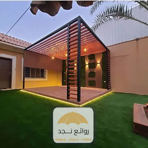 برجولة خشب مع عشب صناعي في حديقة المنزل